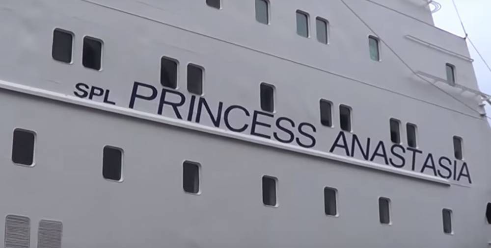 Севший на мель паром «Принцесса Анастасия» вернулся в Стокгольм