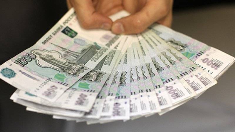 Полицейский в Москве при задержании попытался съесть 10 тысяч рублей взятки