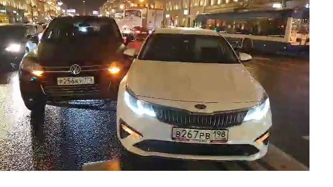 "Яндекс.Такси" подрезал иномарку со встречной полосы на Невском проспекте