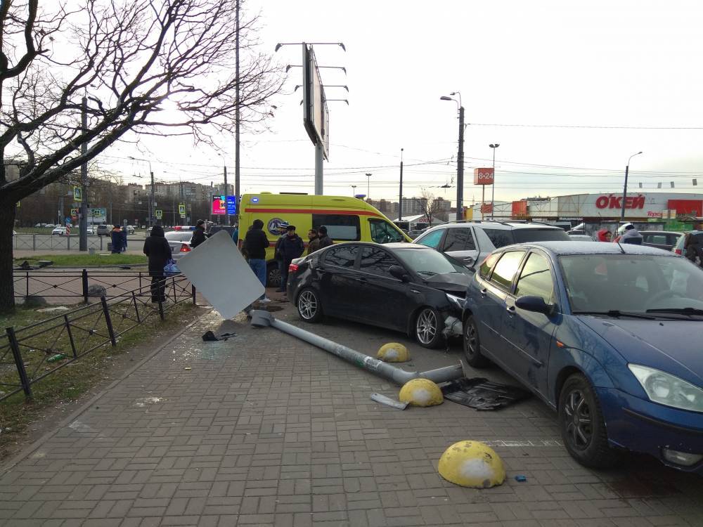 Проскочил на желтый: в Петербурге водитель сбил пешехода и снес столб