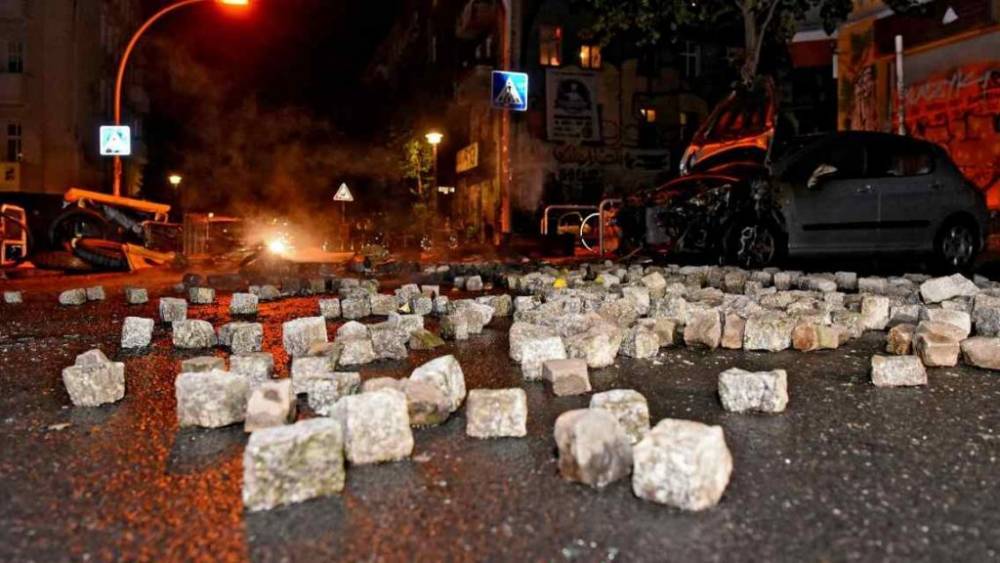 В Берлине полицейских забросали камнями: профсоюз говорит о покушении на жизнь