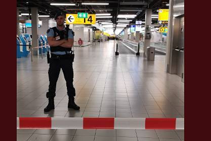 Чрезвычайную ситуацию в аэропорту Амстердама связали с захватом захложников