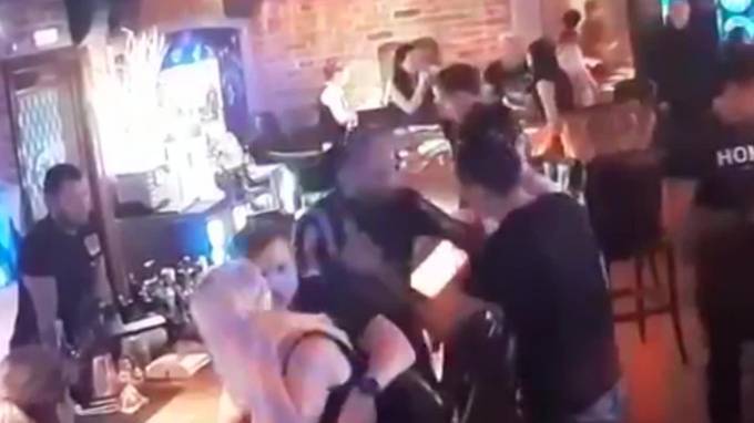 В Москве военному следователю откусили щеку за место в баре