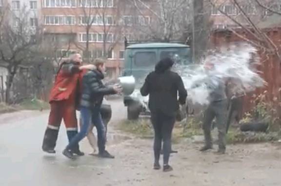 Видео: мужчины подрались за ведро с водой в Смоленске
