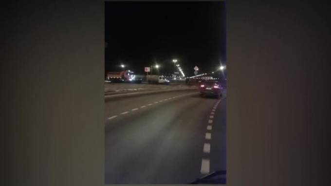 На кольце по Софийскому шоссе автомобилист разбил машину от столб
