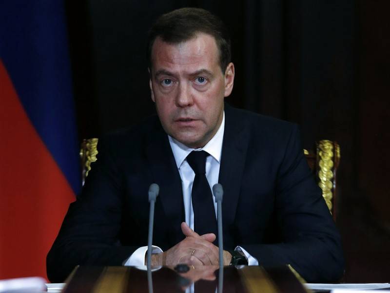 Тендер на утилизацию портретов Медведева привёл к увольнению чиновника