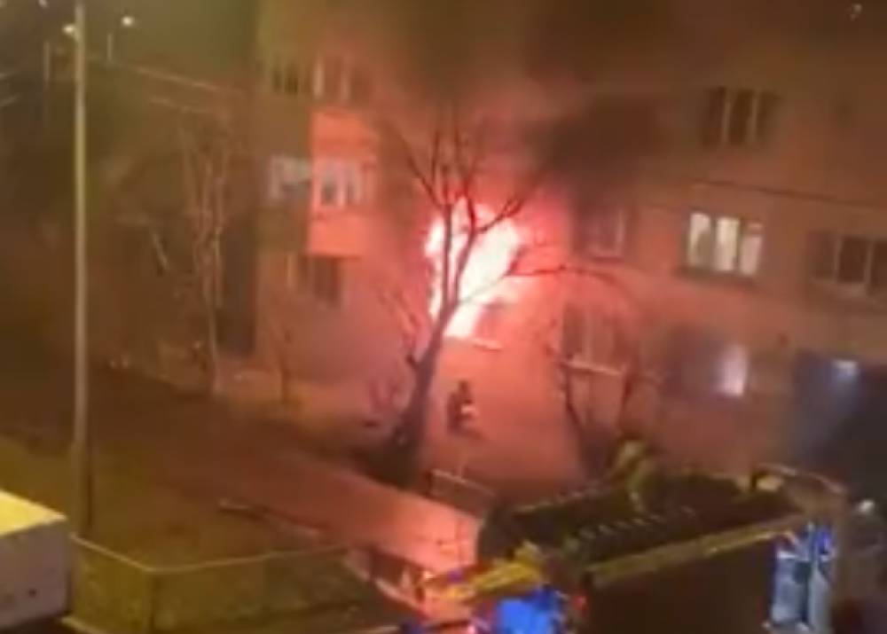 Два этажа эвакуировали над горящей квартирой в доме по Коломяжскому