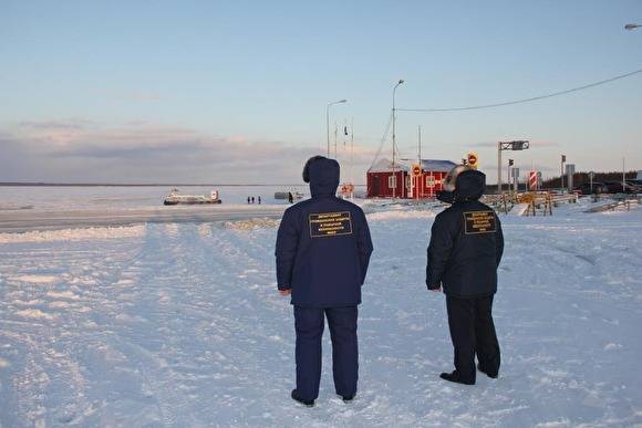 На Ямале спасатели караулят водителей, которые в ледостав пытаются переехать Обь