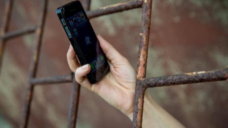 Мобильную связь в тюрьмах будут блокировать