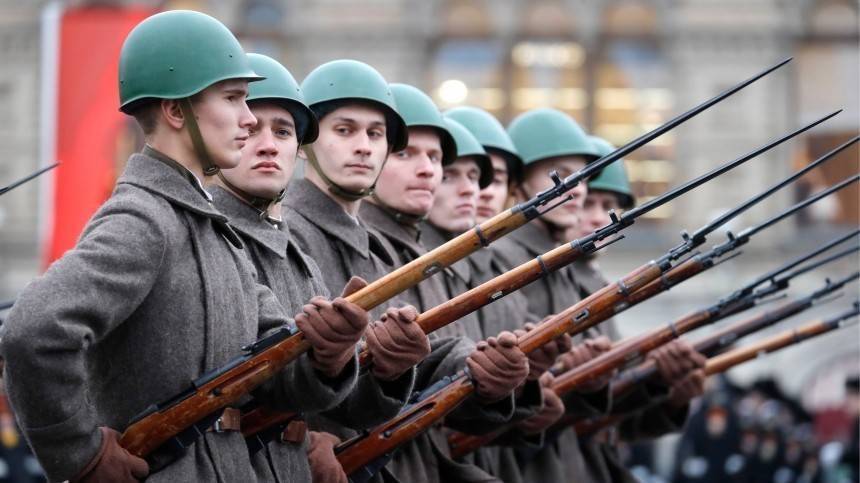Марш в честь годовщины парада на Красной площади 1941 года прошел в Москве