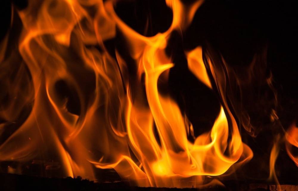 В Кировске огнеборцы за полчаса спасли дом от разрастающегося пожара