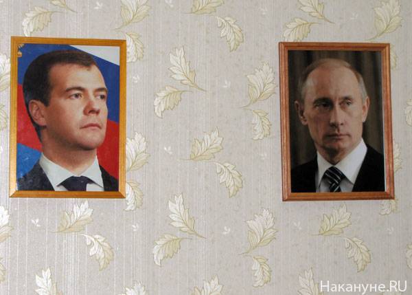 Ямальского чиновника уволили после скандала с утилизацией портретов Медведева