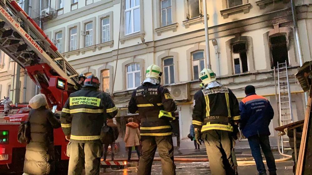 Художник сообщил о возможной краже картин после пожара в его квартире в центре Москвы