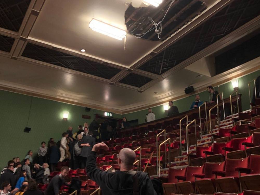 В лондонском театре Пикадилли во время спектакля «Смерть коммивояжера» обрушился потолок