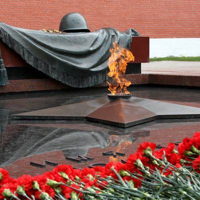 Собянин возложил цветы и венки к Могиле Неизвестного Солдата в Александровском саду