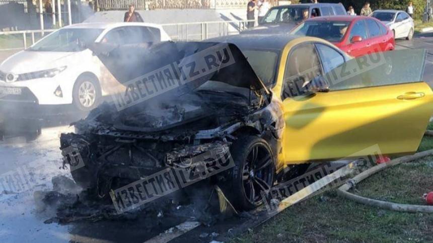 Видео загоревшейся на дороге BMW стоимостью более семи миллионов рублей