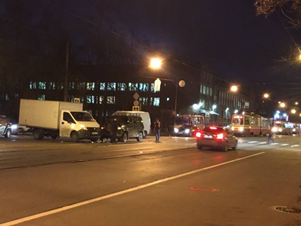 ДТП на пересечении улиц Трефолева и Баррикадной остановило трамваи
