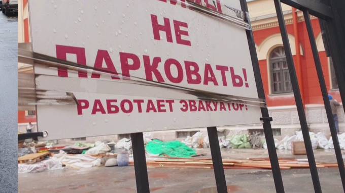 Петербуржцев возмутил запрет парковки на улице Ломоносова