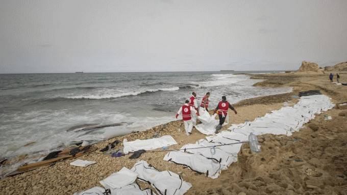 Вчера на берег Ливии вынесло останки 74 мигрантов