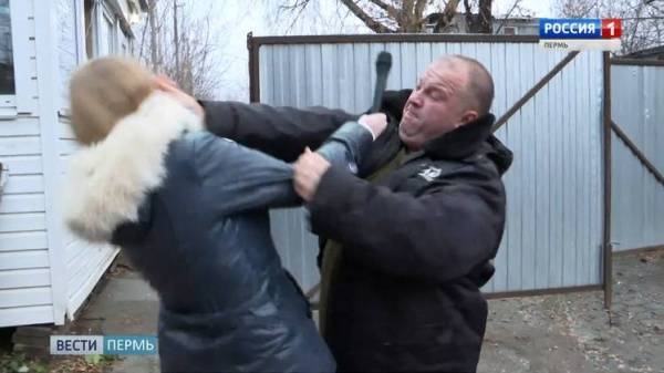 В Перми напали на корреспондента "Вестей" во время съемок репортажа о сносе гаражей в Разгуляе