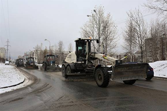 В Сургуте выпала месячная норма осадков. Дорожные службы работают в круглосуточном режиме