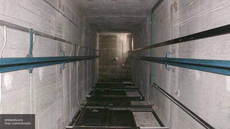 Лифт с двумя рабочими упал в петербургском роддоме