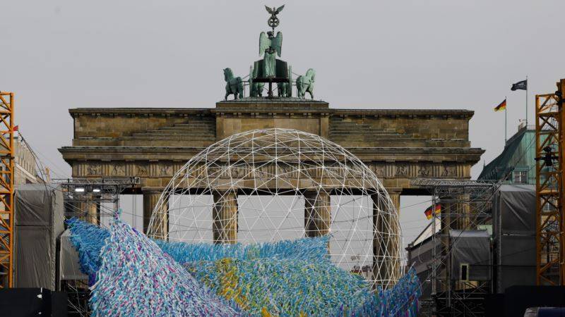 Берлинская стена пала, но «холодная война» возвращается