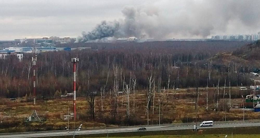 Пожар произошел на складе в промзоне в Подмосковье