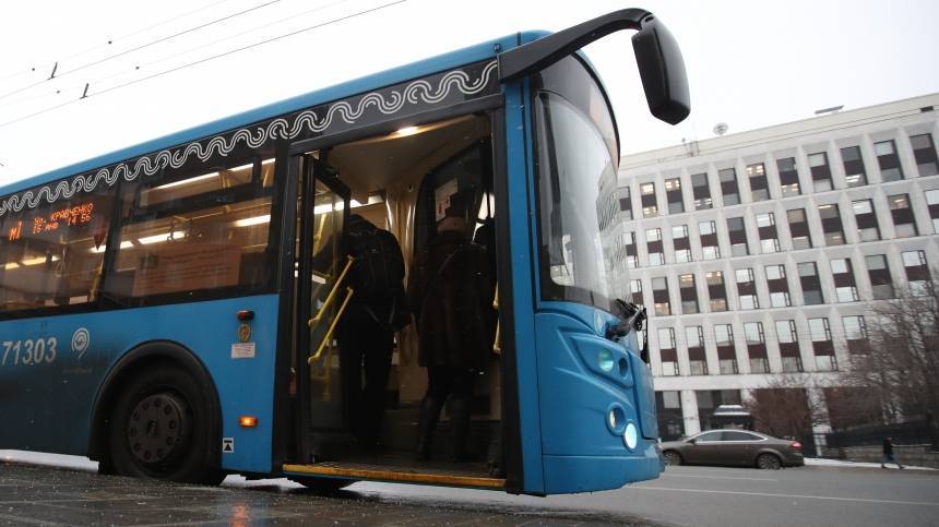 Автобус влетел в здание торгового центра на востоке Москвы