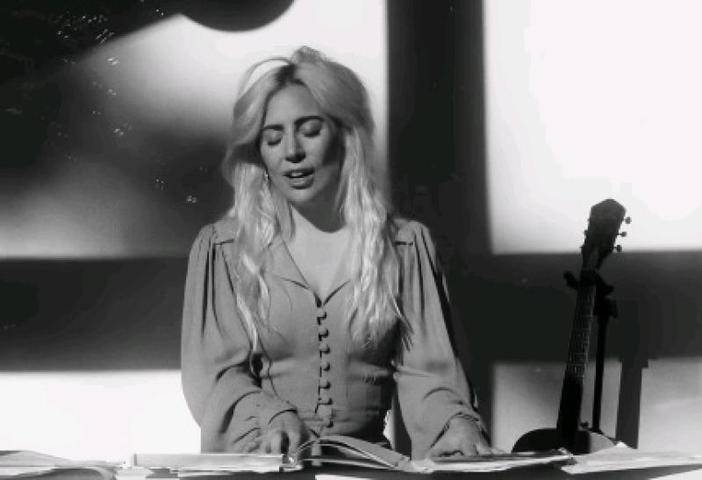 Леди Гага впервые прокомментировала отношения с Брэдли Купером