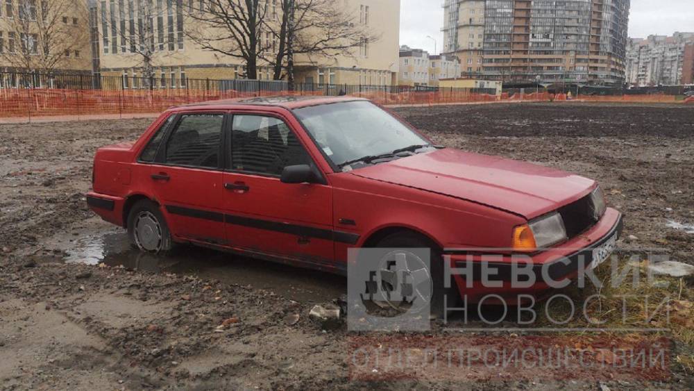 Красный Volvo остался один на перекопанной парковке на улице Композиторов