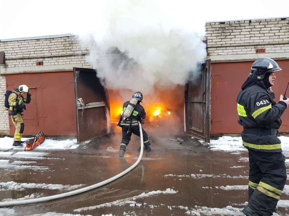 Спасатели потушили пожар в доме и хозпостройке в Киришском районе