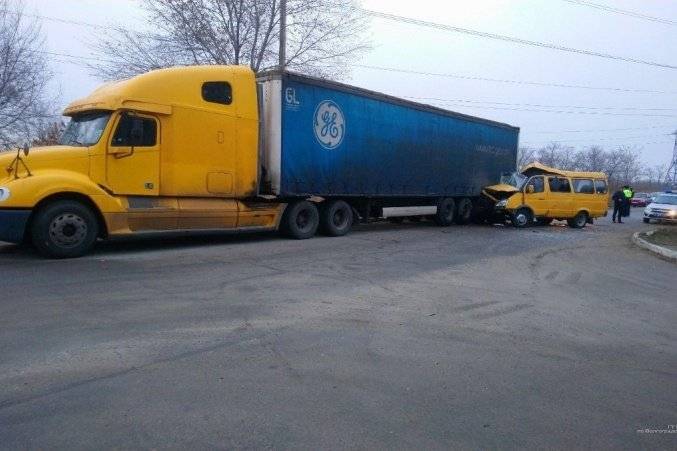 Шесть человек пострадали в ДТП с грузовиком в Волгограде