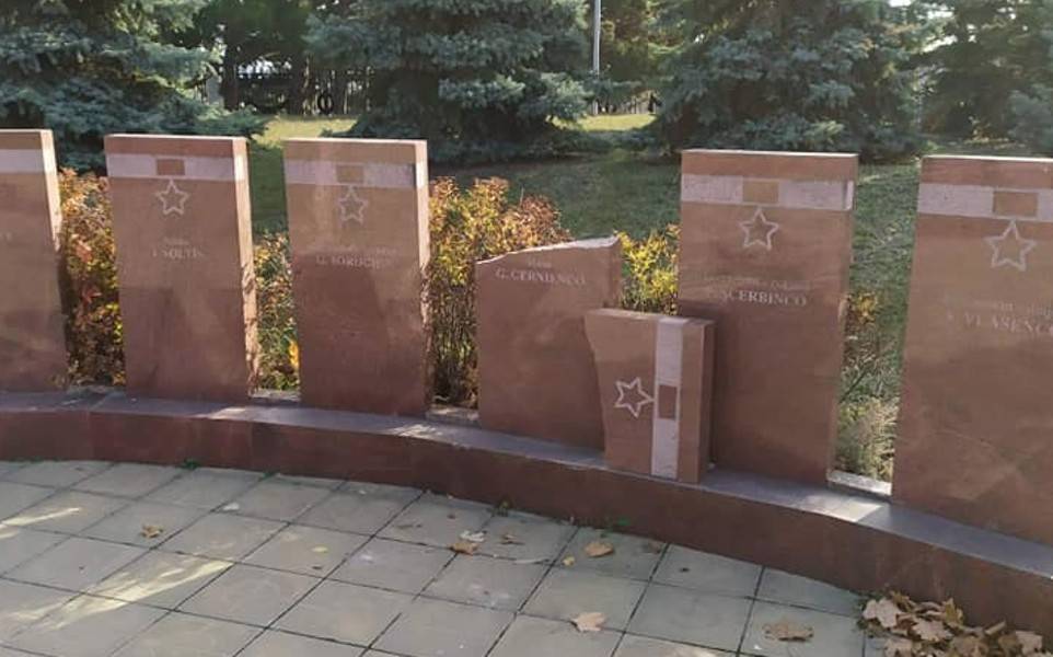 Памятник герою СССР разрушили в Молдавии