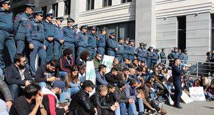 Акция против министра образования Армении переросла в сидячий пикет