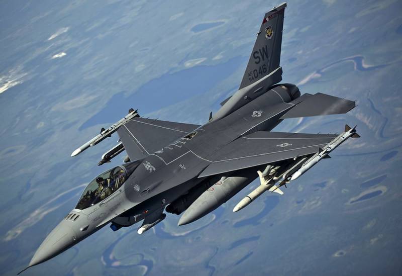 Ракета отвалилась от американского F-16 в небе Японии