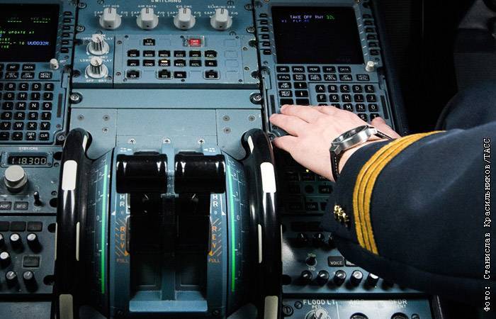 В Якутии завели дело после того, как пилот дал знакомой "порулить" самолетом