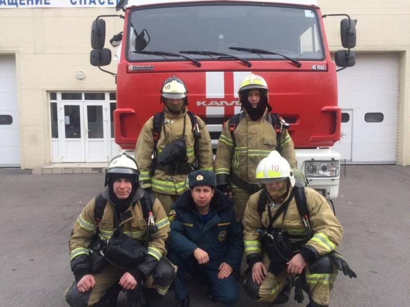 Ростовские пожарные приехали к одинокому слепому сироте, который ежедневно желал им удачи
