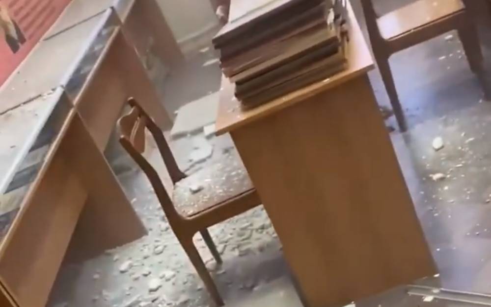 Видео: в вузе Архангельска рухнул потолок