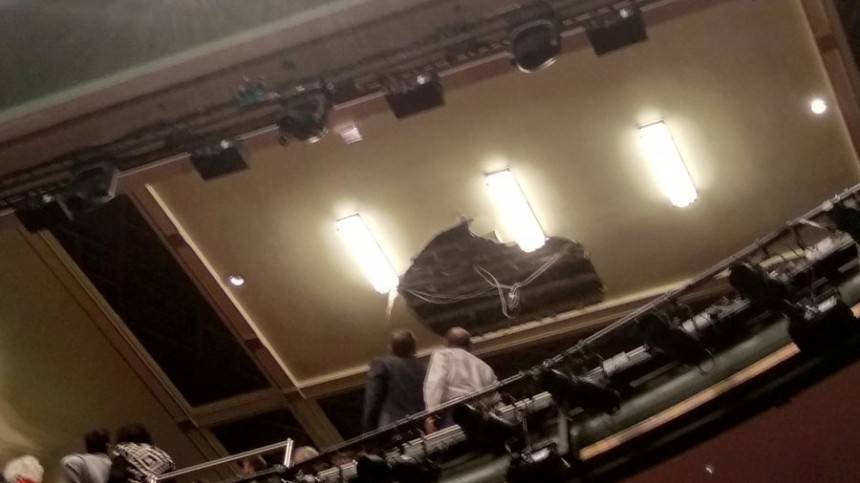 Видео: В Лондоне во время спектакля в театре обвалился потолок