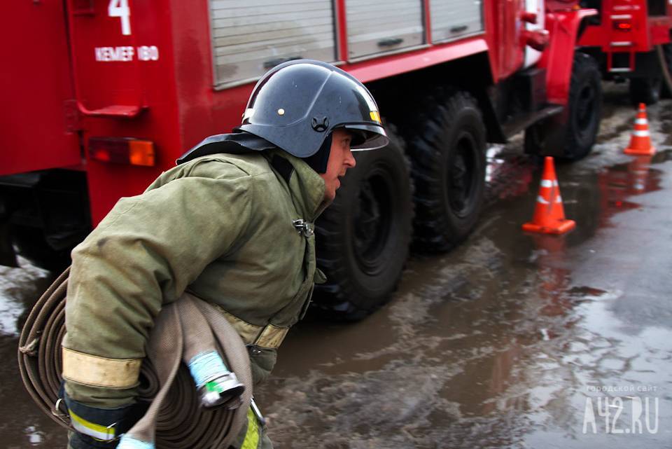 Горящий автомобиль в Новокузнецке тушили семь человек