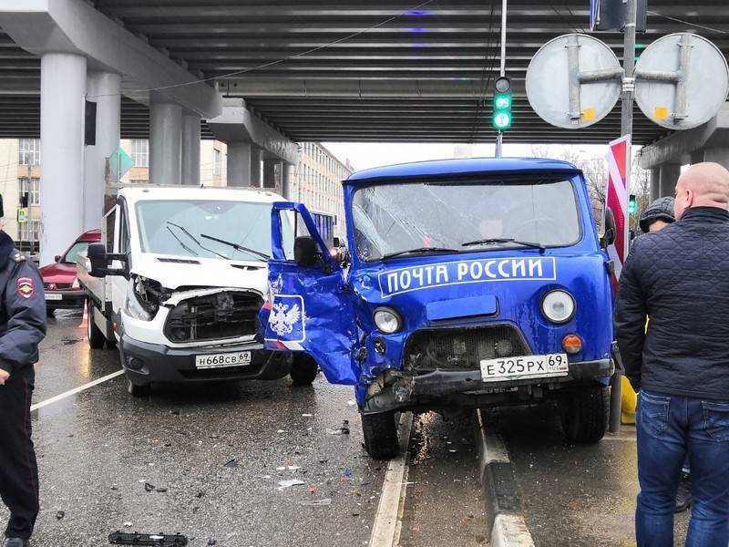 Семеро пострадали в ДТП с грузовиком и автомобилем «Почты России»