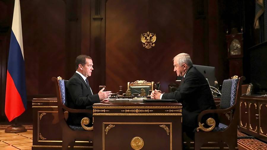Медведев поручил главе ФТС продолжать цифровизацию таможенной сферы