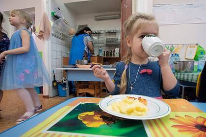 Устроить младшего ребенка в российские школу и детсад станет проще