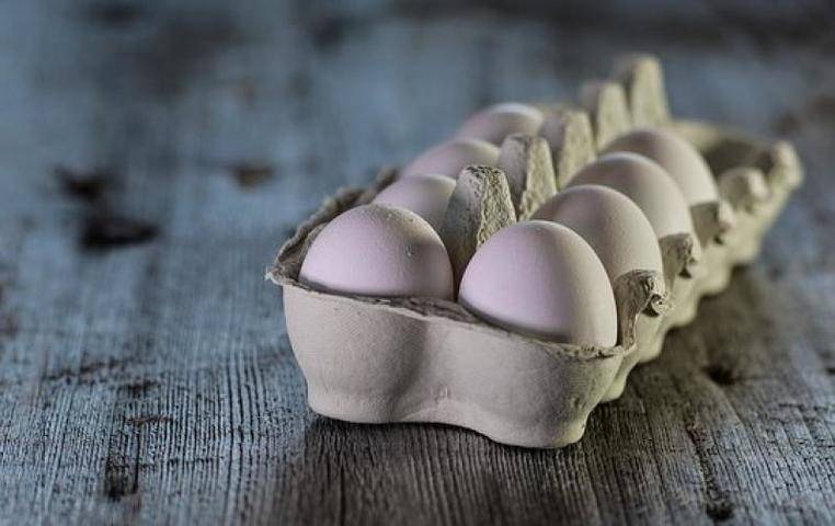 Мужчина умер после того, как на спор съел 41 яйцо