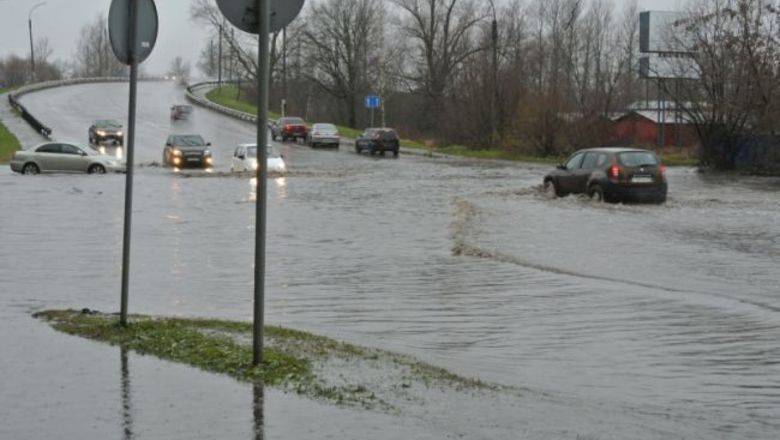 Дожди подтопили более 40 участков автодорог в Новгородской области
