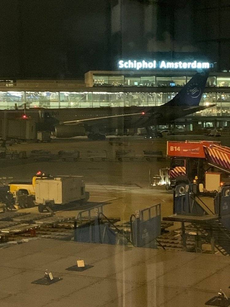 СМИ стало известно о возможном захвате самолета в аэропорту Амстердама