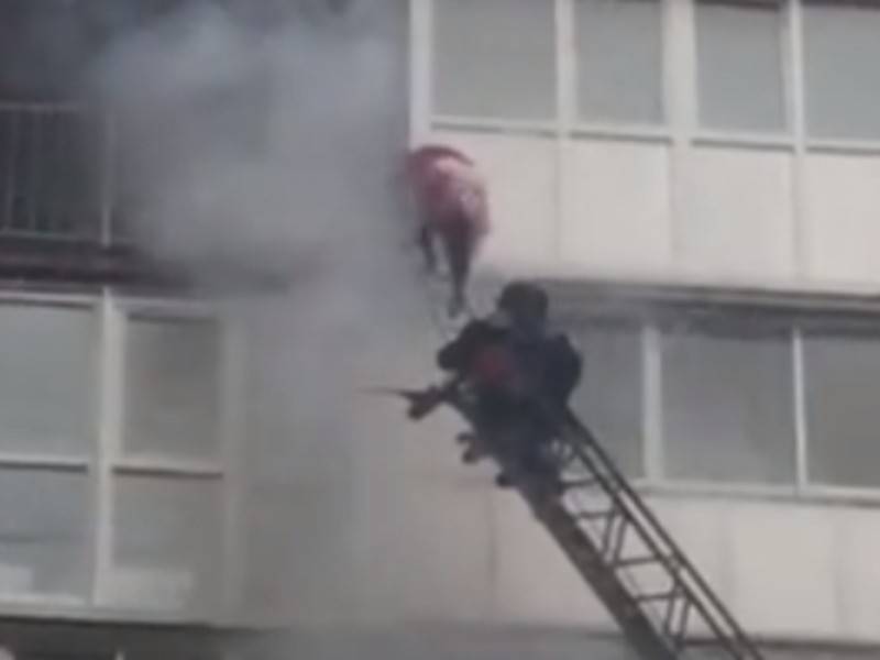 Жильцов многоэтажки в Томске эвакуируют из сильного пожара