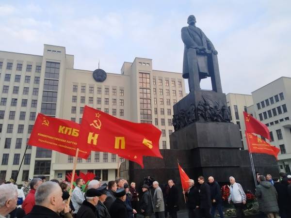 Там, где не сносят памятники: годовщину социалистической революции отметили в Минске