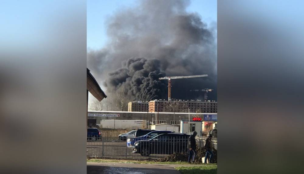 Стала известна причина пожара с густым черным дымом на стройке в Шушарах